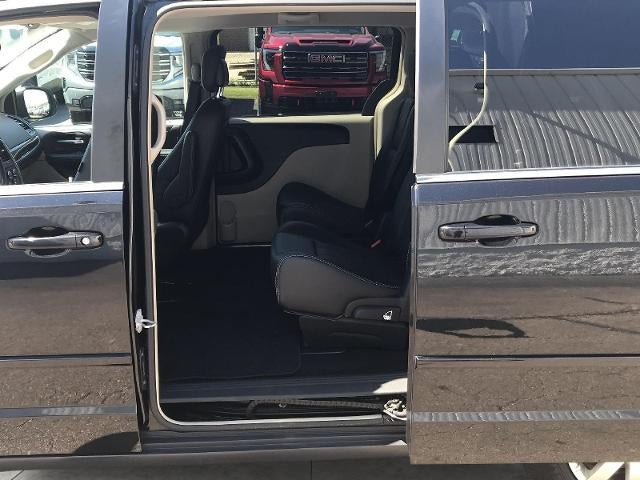 2016 Chrysler Town & Country LX