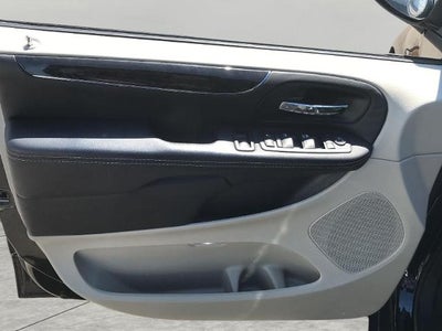 2016 Chrysler Town & Country LX