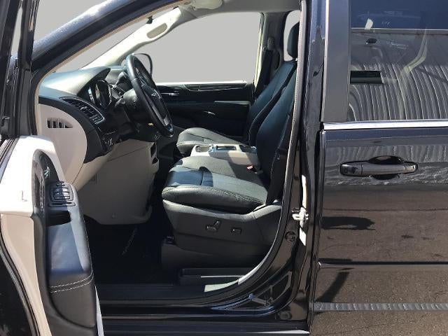 2016 Chrysler Town & Country LX