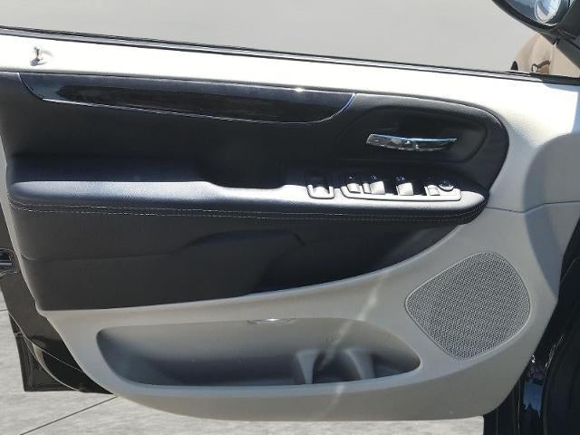 2016 Chrysler Town & Country LX