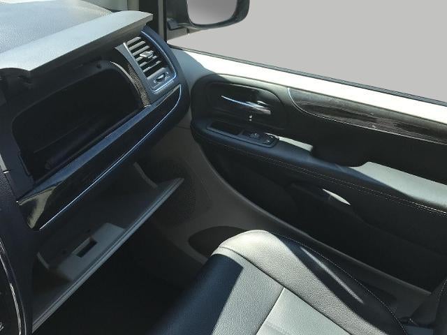 2016 Chrysler Town & Country LX